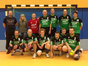 Die 2. Männermannschaft des SV Stockhausen mit der Geschäftsführerin des Sponsors "www.gruen-lackiert.de"